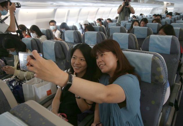 대만 쑹산국제공항에서 비행기에 탑승한 승객들이 기념사진을 찍고 있다. 이 비행기는 이륙하지 않았다. 타이베이, 대만. 2020년 7월7일.