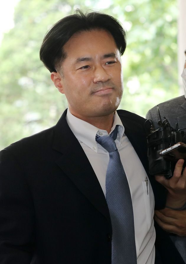 손석희 JTBC 사장에게 채용과 금품을 요구한 혐의로 재판에 넘겨진 프리랜서 기자 김웅 씨가 8일 오전 서울 마포구 서부지방법원에서 열린 선고공판에 출석하고 있다. 