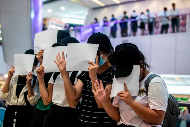 7월 6일 홍콩 IFC 몰에서 열린 백지 시위에 참가한 사람들