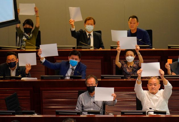 7월 7일 홍콩 민주화 찬성 국회의원들이 의회에서 백지를 들어보이고 있다.
