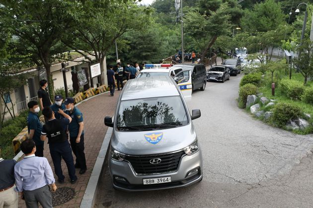 박원순 서울시장이 연락두절 된 9일 오후 서울 종로구 와룡공원 일대에서 경찰이 수색하고 있다.