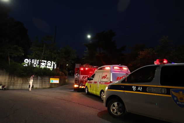 박원순 서울시장이 연락두절 된 9일 저녁 서울 종로구 와룡공원 일대에서 경찰이 수색하고 있다.