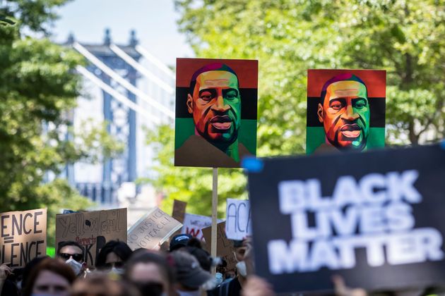 조지 플로이드의 사망은 미국 등에서 '블랙 라이브스 매터' 시위를 촉발시켰다. 진압에 나섰던 경찰관의 보디캠 영상이 법정에 제출됐다.