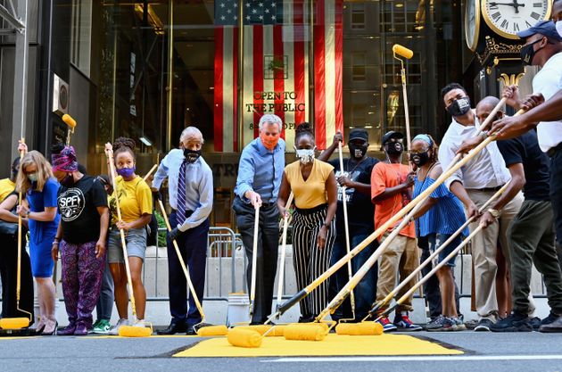 빌 더블라지오 뉴욕시장(가운데)이 다른 참석자들과 함께 페인트를 칠하고 있다. 뉴욕, 미국. 2020년 7월9일.
