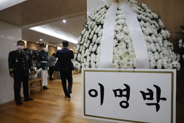 11일 오후 서울 송파구 서울아산병원 장례식장에 마련된 故 백선엽 대장 빈소에 이명박 전 대통령이 보낸 조화가 놓여 있다. 