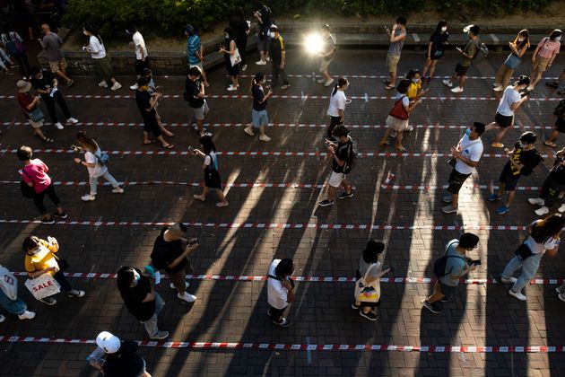 투표에 참여한 시민들은 '사회적 거리두기'를 실천했다. 홍콩. 2020년 7월12일.