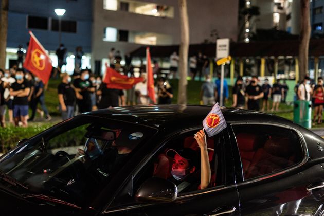 싱가포르 총선 출구조사 결과에 환호하는 노동자당 지지자들. 노동당은 전체 93석 중 역대 최다인 10석을 차지했다. 2020년 7월11일.