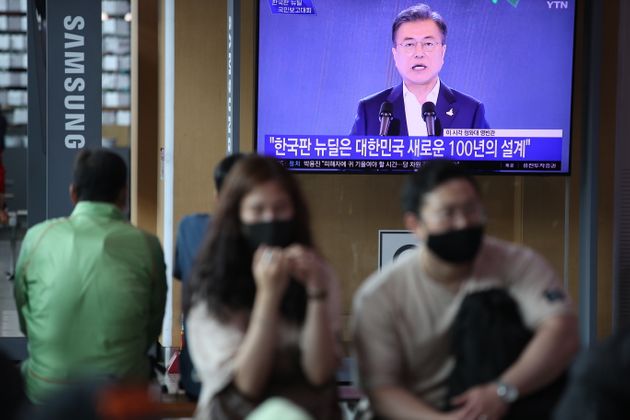 14일 오후 서울 용산구 서울역 대합실에서 시민들이 문재인 대통령의 한국판 뉴딜 국민보고대회 생방송을 시청하고 있다.