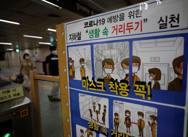 6월 28일 서울의 한 지하철역에 마스크 착용 안내가 붙어 있다.