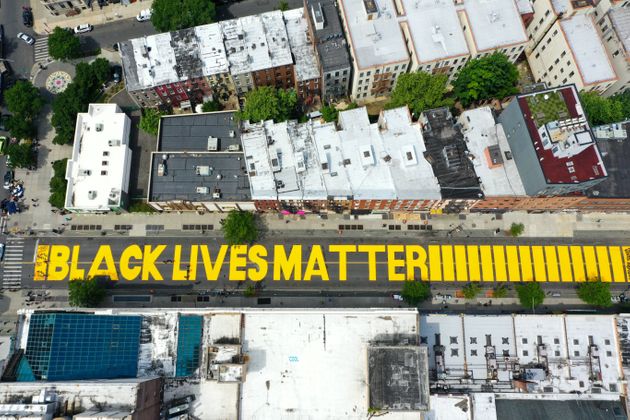 6월 15일 뉴욕 브루클린의 거리에 '흑인의 생명은 소중하다'는 슬로건이 칠해져 있다.