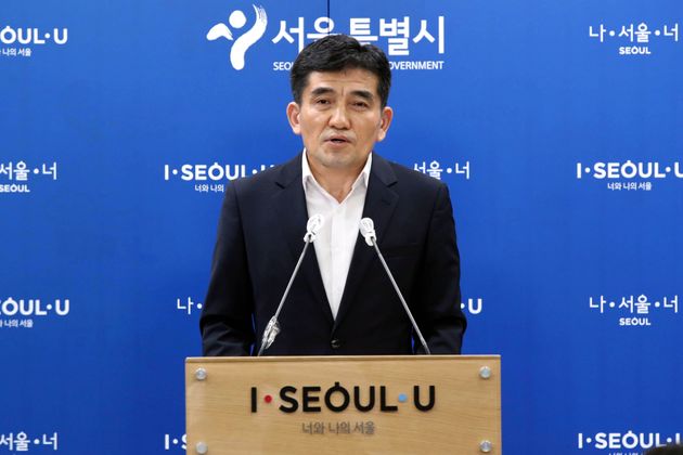 황인식 서울시대변인이 15일 오전 시청 브리핑룸에서 직원 인권침해 진상 규명에 대한 서울시 입장발표를 하고 있다.