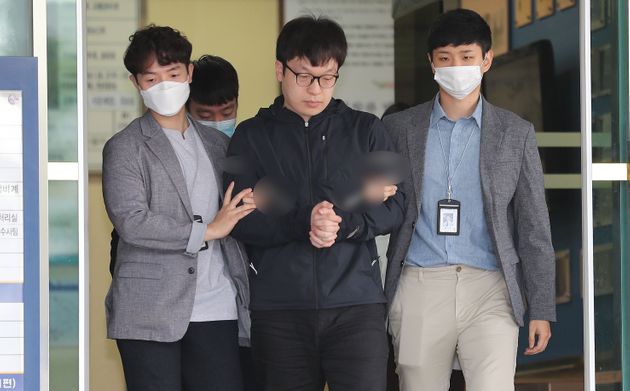 조주빈(25)의 공범인 남경읍(29)이 15일 오전 서울 종로경찰서에서 검찰로 송치되고 있다