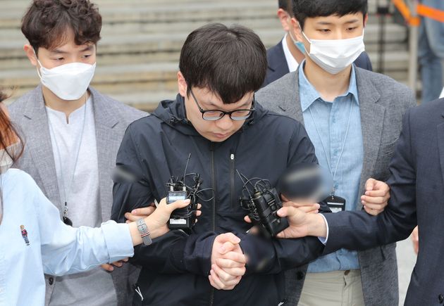 조주빈(25)의 공범인 남경읍(29)이 15일 오전 서울 종로경찰서에서 검찰로 송치되고 있다