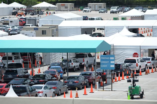미국 플로리다주 마이애미비치 컨벤션 센터에 마련된 '드라이브 스루' 검사소가 코로나19 검사를 받으려는 사람들로 붐비고 있다. 2020년 7월10일.