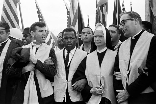 1965년 3월25일, 앨라배마주 셀마를 출발해 몽고메리로 향하는 행진의 선두에 선 수녀와 목사, 시민권 운동 지도자들. 왼쪽에서 두 번째가 당시 비폭력학생조정위원회 회장을 맡고 있던 존 루이스.
