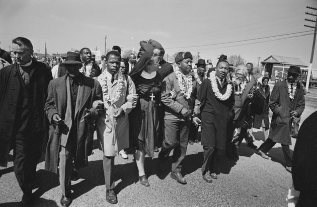 1965년 3월21일, 앨라배마주 셀마의 브라운 채플 교회 앞에서 마틴 루터 킹 주니어 목사와 함께 행진을 시작하는 존 루이스(왼쪽에서 세 번째).