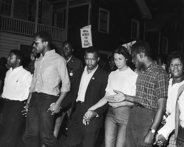 1964년 5월, 메릴랜드주 캠브리지에서 존 루이스(왼쪽에서 세 번째)와 시민권 운동가들이 인종 분리 정책을 지지하는 조지 월러스 앨라배마 주지사의 연설을 앞두고 시위를 벌이며 행진하는 모습. 