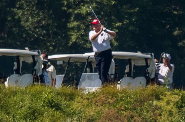도널드 트럼프 미국 대통령이 자신이 소유한 버지니아주의 '트럼프 내셔널 골프장'에서 골프를 치고 있다. 2020년 7월18일.