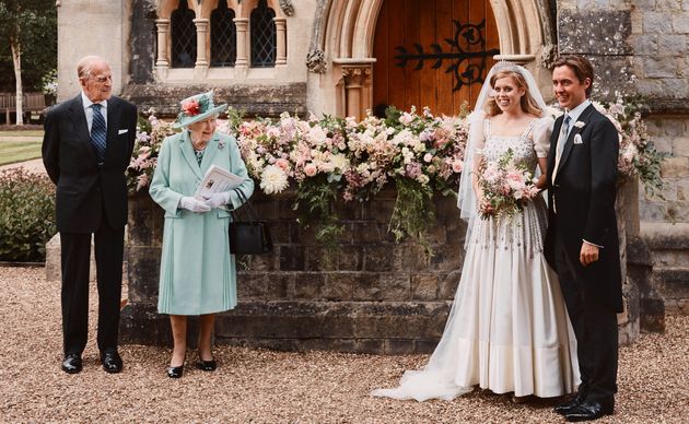 영국 베아트리스 공주와 에드왈드 마펠리 모지 결혼식 사진. 엘리자베스 여왕 부부가 손녀의 결혼식을 축하해주고 있다.