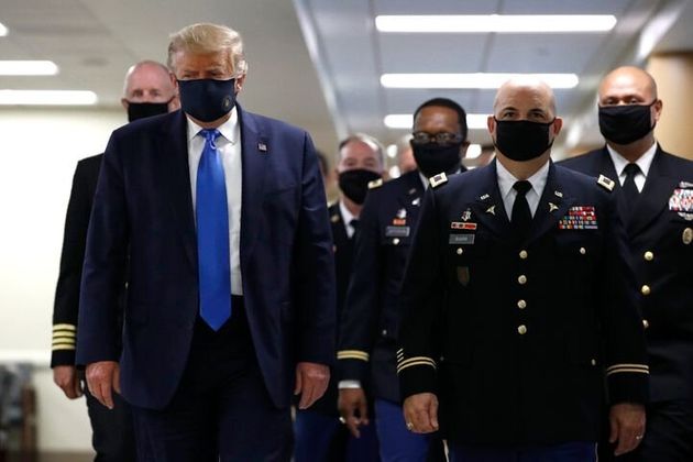 마스크를 착용한 트럼프 대통령