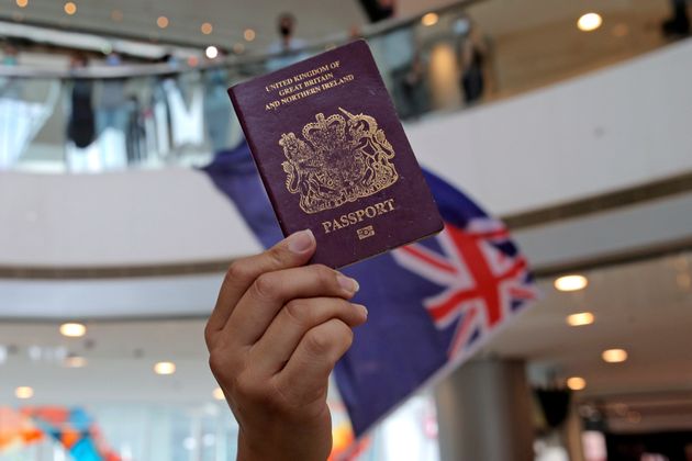 영국은 홍콩 국가보안법이 발표된 직후 재외교민여권을 소지한 홍콩인 약 300만명에게 시민권을 부여하겠다고 밝혔다.