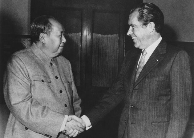 미국 대통령으로서는 처음으로 중국을 공식 방문한 리처드 닉슨이 마오쩌둥과 만나 악수를 나누고 있다. 베이징, 중국. 1972년 2월21일.