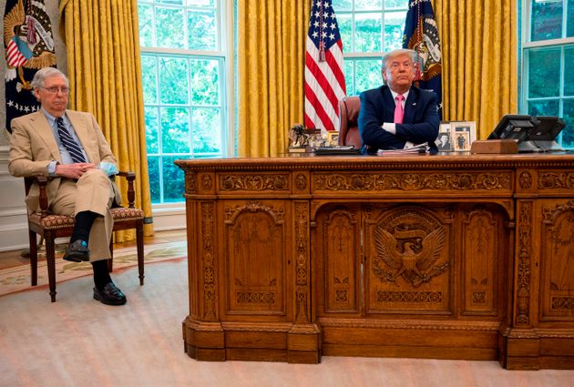 도널드 트럼프 미국 대통령이 백악관 집무실에서 상원 공화당 원내대표 미치 매코넬(왼쪽) 의원과 대화를 나누고 있다. 2020년 7월20일.