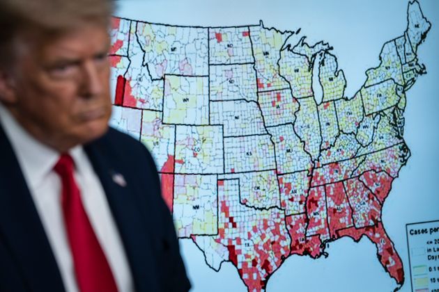 백악관에서 코로나19 브리핑에 나선 도널드 트럼프 대통령의 뒤에 미국 카운티별 코로나19 상황을 보여주는 지도가 화면에 띄워져있다. 2020년 7월23일.