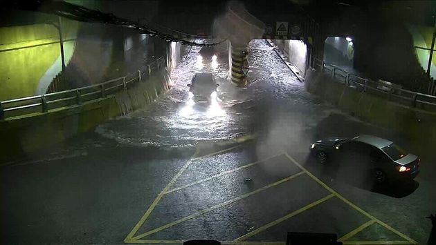 대로에서 흘러내린 빗물로 인해 부산 동구 ‘초량 제1지하차도’가 저수지로 변하는 과정이 담긴 CCTV를 24일 동구청이 공개했다.
