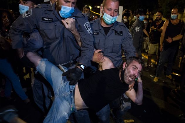 25일 예루살렘에서 집회 참가자가 경찰에 체포되는 모습.