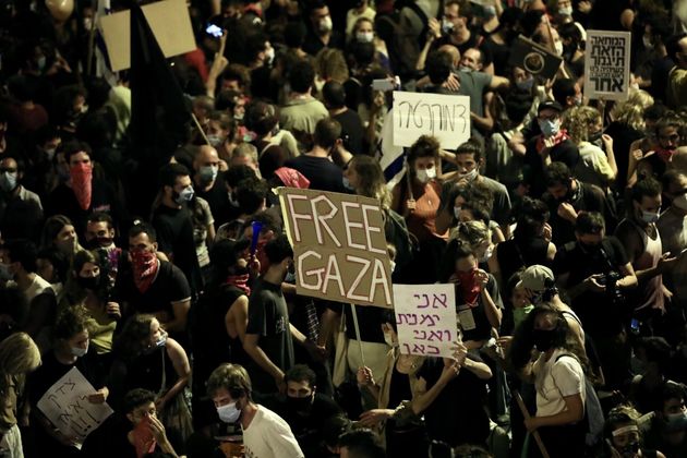 25일 예루살렘 반 정부 집회에 '가자에 자유를' 피켓이 등장했다.