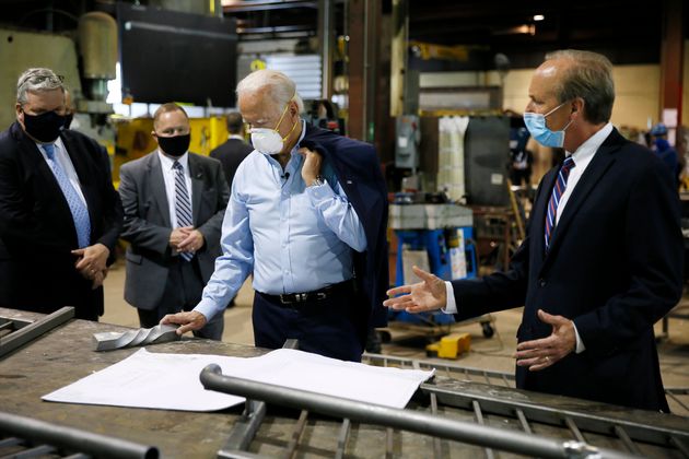 민주당 대선후보 조 바이든 전 부통령이 한 공장을 방문해 관계자들과 대화를 나누고 있다. 던모어, 펜실베이니아주. 2020년 7월9일.