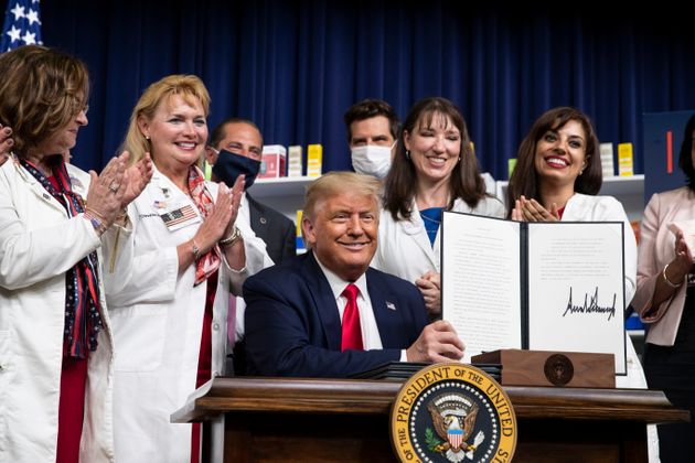 도널드 트럼프 대통령이 백악관에서 약값 인하 행정명령에 서명한 뒤 기념촬영을 하고 있다. 2020년 7월24일.