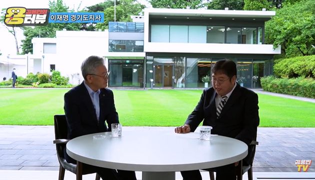 이재명 경기지사가 유튜브 채널 ‘김용민 TV’에서 시사평론가 김용민 씨와 인터뷰를 하고 있다. 