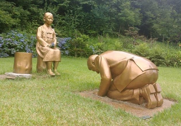 28일 강원 평창군 한국자생식물원에 설치된 '영원한 속죄' 동상