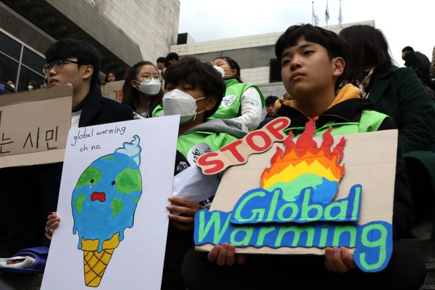 (자료사진) 서울 광화문 앞에서 청소년들이 '기후파업' 시위에 동참하고 있다. 이날 전 세계 곳곳에서는 각국 정부의 기후변화 대응을 촉구하는 청소년들의 시위가 열렸다. 2019년 3월15일.