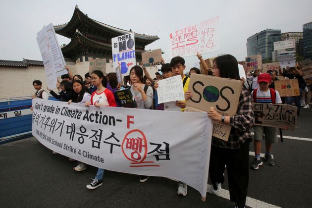 (자료사진) 전 세계에서 일제히 '기후변화 결석시위'가 열린 가운데 서울 광화문 앞에서 청소년들이 기후변화에 대한 정부의 적극적인 대응을 촉구하는 시위에 동참하고 있다. 2019년 9월27일.