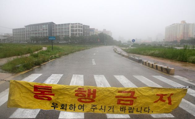 대전지역에 호우주의보가 발효된 29일 오전 대전 대덕구 천변도로가 통제되고 있다.