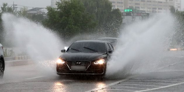 대전지역에 호우주의보가 발효된 29일 오전 대전 대덕구 하상도로에서 차량들이 물보라를 일으키며 지나고 있다.
