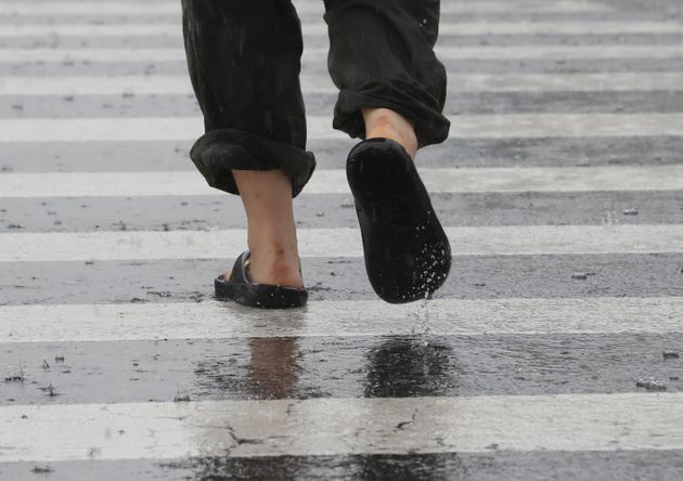 비가 내린 29일 서울 광화문 일대에서 우산을 쓴 시민이 발걸음을 재촉하고 있다.