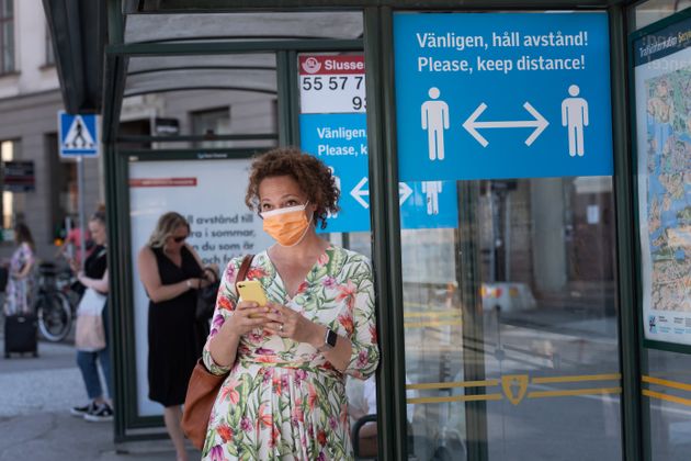 7월26일 스웨덴 스톡홀름의 버스 정류장에 '사회적 거리두기'를 권하는 안내 포스터가 붙어있다.