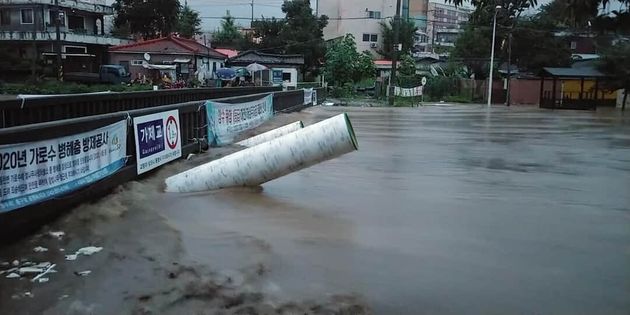 대전지역에 호우경보가 발효된 30일 오전 대전 대동천이 폭우로 범람했다.