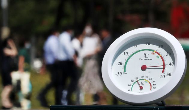 전국적으로 폭염주의보가 내려진 9일 오후 서울 여의대로에 지열로 인한 아지랑이가 피어오르며 온도계가 40도를 가리키고 있다