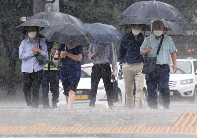 지난 29일 서울 광화문 일대에서 우산을 쓴 시민들이 발걸음을 재촉하고 있다