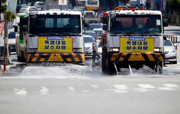 폭염특보가 발표된 18일 광주 북구 운암동 한 도로에서 구청 안전총괄과 관계자들이 살수차를 이용해 도로의 열을 식히고 있다.