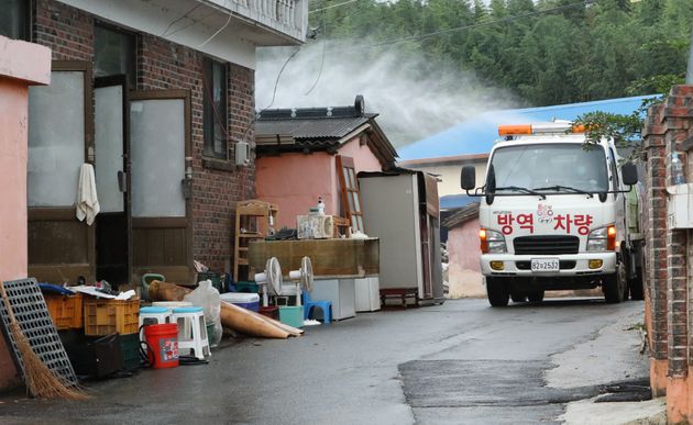 11일 기록적인 폭우로 큰 피해를 입은 전남 구례군 구례읍의 한 마을에서 군청관계자가 방역작업을 하고 있다.