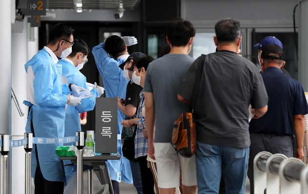 18일 오전 서울 서대문구 신촌 세브란스병원에 마련된 선별진료소에서 사람들이 코로나19 검사를 받기 위해 등록 절차를 밟고 있다.