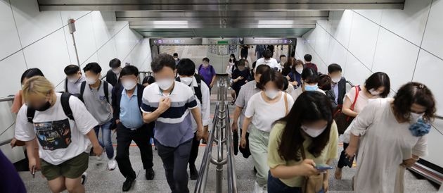집단 감염에 대한 사회 전반의 우려가 커지고 있는 18일 오전 서울 세종대로 광화문역에서 마스크를 쓴 시민들이 출근길 발걸음을 옮기고 있다.