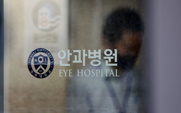연세대 세브란스병원 소속 간호사가 코로나19 확진 판정을 받아 18일 오전 서울 서대문구 신촌 세브란스 안과병원이 폐쇄되어 있다.