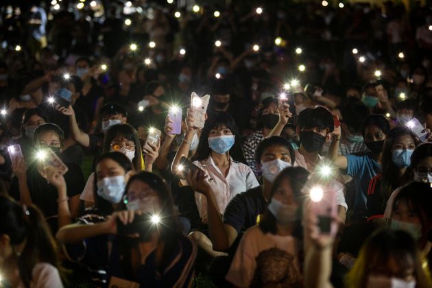18일 방콕 마히돌대학교에서 열린 야간 반정부집회에 참가한 학생들.